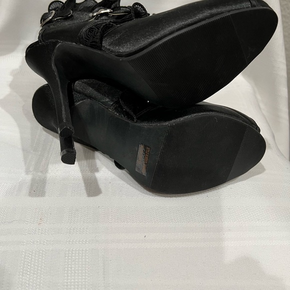 Wild Rose black satin and ruffle shoe size 6.5m - Picture 5 of 6